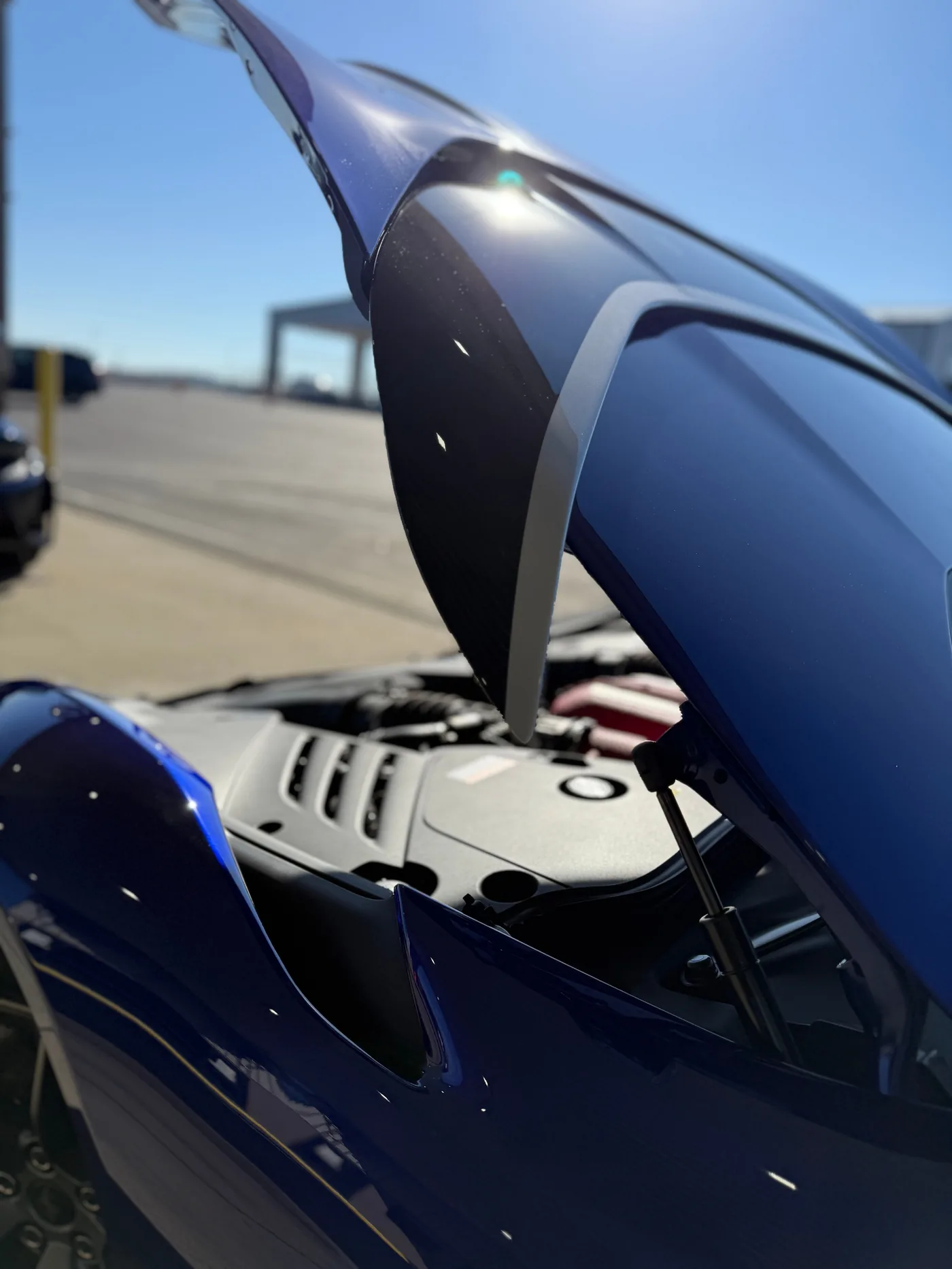 The carbon fibre air blade fixed above the open bonnet